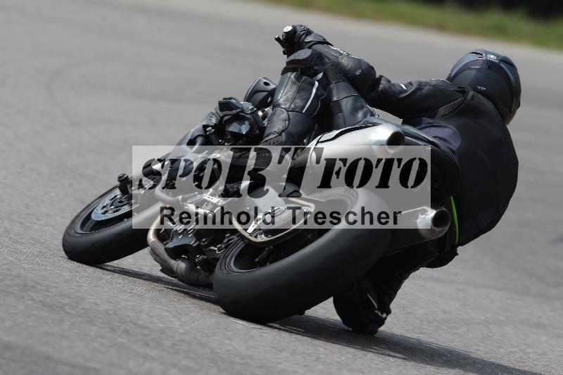 Archiv-2022/13 25.04.2022 Plüss Moto Sport ADR/Freies Fahren/backside
